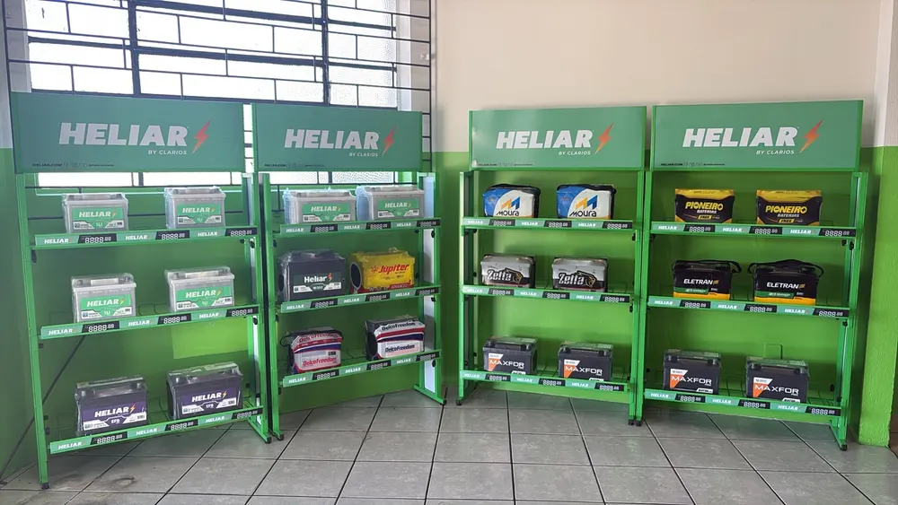 Interior da loja Atacadão das Baterias com prateleiras de diversas marcas